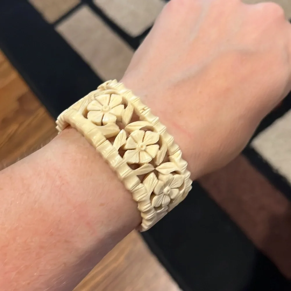 Cream Plastic Floral “Carved” Stretch Bracelet - Picture 3 of 3